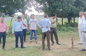 गंगा नदी तथा पांडु नदी में आई बाढ़ से पीड़ित बारिश के चलते और भी परेशान