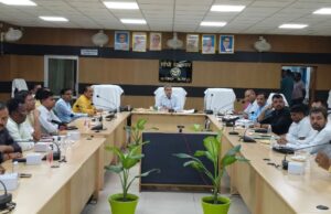 व्यापारीयों के हित में सरकार द्वारा संचालित नीतियों, योजनाओं का हो वृहद प्रचार- प्रसार: डीएम