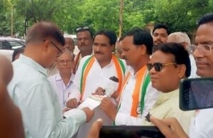 कांग्रेसियों ने कलेक्ट्रेट पहुंच कर राष्ट्रपति को सम्बोधित ज्ञापन सिटी मजिस्ट्रेट को सौपा