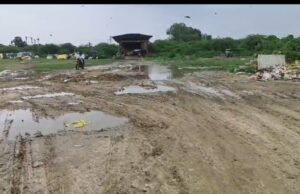 खस्ताहाल सड़क दे रही है दुर्घटना को दाव, ग्रामीणों को आवागमन में हो रही है मुश्किल