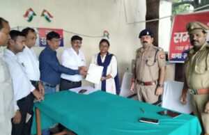 विद्युत विभाग से जुडी समस्याओं को लेकर वकीलों ने तहसीलदार को सौपा ज्ञापन