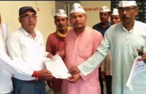 खाद की किल्लत को लेकर आम आदमी पार्टी ने विरोध प्रदर्शन कर सौंपा ज्ञापन