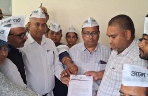 खाद की किल्लत पर आप ने सरकार का किया विरोध