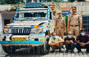 पोपलर के कटे पेड़ सहित अभियुक्त गिरफ्तार