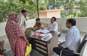 डीएम-एसपी की संयुक्त अध्यक्षता में थाना आटा व कोतवाली में सुनी गई समस्याएं