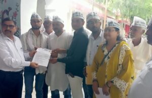 किसानों की खाद समस्या की मांग को लेकर आप ने अतिरक्त मजिस्ट्रेट को सौपा ज्ञापन