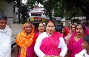 थाने पहुंच गुलाबी गैंग लोकतान्त्रिक ने पीड़िता को दिलाया न्याय,भेजा ससुराल