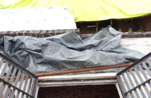 घर में घूसे बदमाश कमरे में रखी अलमारी से सोने-चांदी के जेवरात लेकर हुए चंपत