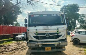 अवैध खनिज से भरे दो डम्पर पकड़ कर किये सीज