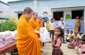 बौद्ध भिक्षुओं ने बच्चों को भेंट किया शिक्षण सामग्री और किया पौधारोपण
