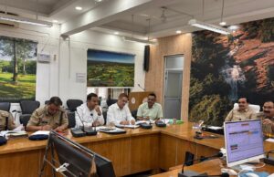 मण्डलीय समीक्षा बैठक में जिलाधिकारी ने विकास कार्यों के विभिन्न आयामों को किया रेखांकित