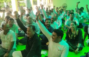 अभियुक्त की गिरफ्तारी के लिए लेखपाल संघ का धरना जारी, वकीलों ने किया मुंशी का बचाव