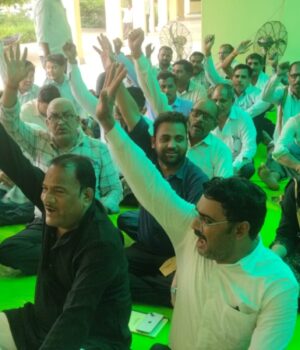 अभियुक्त की गिरफ्तारी के लिए लेखपाल संघ का धरना जारी, वकीलों ने किया मुंशी का बचाव