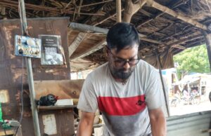 बिना टायर लीवर के ही टायर खोलकर मरम्मत करते हैं मोहम्मद खालिद