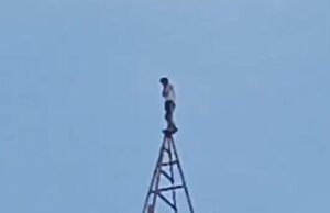 मानसिक तनाव से जूझ रहा युवक मोबाइल टॉवर पर चढ़ा, पुलिस और ग्रामीण परेशान