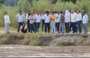 लापता हुए सिंचाई विभाग के कर्मचारी की सुराकशी के आधार पर पुलिस ने नहर में की खोजबीन