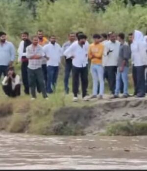 लापता हुए सिंचाई विभाग के कर्मचारी की सुराकशी के आधार पर पुलिस ने नहर में की खोजबीन