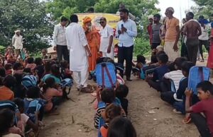 युवा विकास समिति ने बाढ़ राहत शिविर के बच्चों में बांटी शिक्षण सामग्री