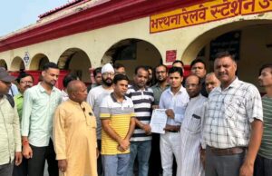 अखिल भारतीय ग्राहक पंचायत पदाधिकारियो स्टेशन मास्टर को सौंपा ज्ञापन