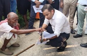 100 वर्षीय फरियादी की बातों को जिलाधिकारी ने जमीन पर बैठकर गंभीरता से सुना