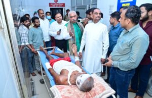 जिला अस्पताल पहुंचे मंत्री राकेश सचान, जाना कुशल क्षेम