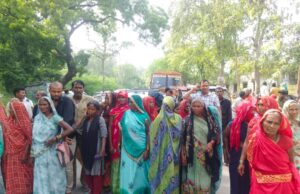 खाद की किल्लत से नाराज किसानों ने हाइवे पर लगाया जाम, कि धक्क-मुक्की