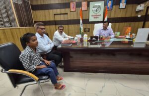 जन सुनवाई में पहुंचे 21 वर्षीय दिव्यांग युवक ने प्रार्थना पत्र देकर पढ़ने की जतायी इच्छा और माँगी सहायता