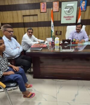 जन सुनवाई में पहुंचे 21 वर्षीय दिव्यांग युवक ने प्रार्थना पत्र देकर पढ़ने की जतायी इच्छा और माँगी सहायता