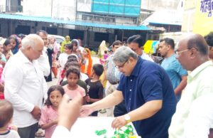 महबूब अली इन्टर कालेज ने बाढ़ राहत शिविर में बांटी खाद्य सामग्री