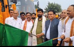 भदोही के सांसद, विधायक ने 4 राजकीय बसों का झंडा दिखाकर किया शुभारम्भ