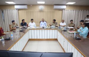 मण्डलायुक्त ने आगामी त्यौहारों के दृष्टिगत की कानून व्यवस्था की बैठक