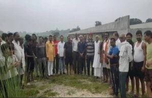 प्रतापगढ़ में पुल बनाकर एप्रोच रोड बनाना भूले अफसर