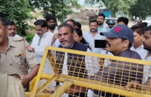 कौशाम्बी बॉर्डर पर सपा के पूर्व सांसद बालकुमार पटेल को पुलिस ने रोका