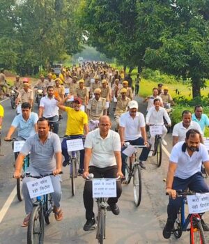 मेगा साइक्लिंग अभियान का एडीएम और सीडीओ ने किया शुभारंभ