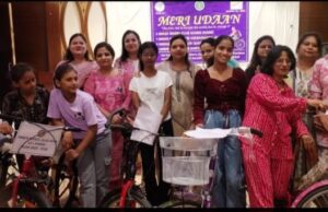 इनर व्हील क्लब ऑफ झांसी क्वीन द्वारा साइकिल वितरण का हुआ कार्यक्रम