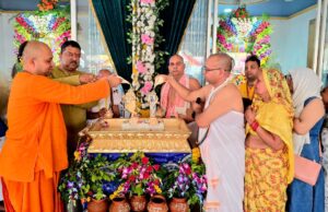 बृषभान दुलारी राधा जी का प्राकटय उत्सव मनाया श्रद्धा से, संकीर्तन हुआ