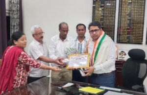 मानव विकास संस्थान ने जिलाधिकारी को किया सम्मानित