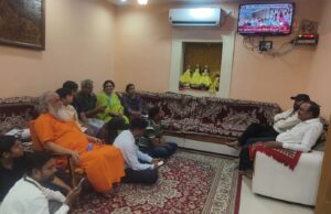 भाजपा कार्यकर्ताओं ने सामूहिक रूप से सुना कार्यक्रम, स्वदेशी अपनाने का आह्वान