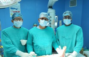 एसआरएन हॉस्पिटल में पैर की विकृति का सफल ऑपरेशन जटिल शल्यक्रिया में पैर के तीन जोड़ों को स्थायी रूप से जोड़ा गया ऑपरेशन का नेतृत्व असि प्रो डॉ. आनंद कुमार ने किया