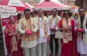 मॉरीशस के पीएम पत्नी संग बाबा काशी विश्वनाथ का जलाभिषेक करते हुए लोककल्याण की कामना