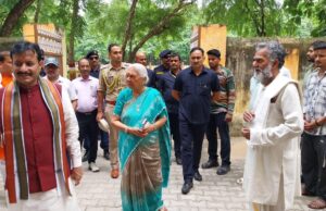 एयरपोर्ट पर पीएम नरेन्द्र मोदी का हुए भव्य आगवानी व स्वागत’ प्रातःकाल एक्सप्रेस वाराणसी। प्रधानमंत्री नरेंद्र मोदी के बाबतपुर स्थित लाल बहादुर शास्त्री एयरपोर्ट पहुचनें पर उत्तर प्रदेश की राज्यपाल आनंदीबेन पटेल व मुख्यमंत्री योगी आदित्यनाथ ने आगवानी कर स्वागत किया। एयरपोर्ट पर स्वागत करने वाले अन्य प्रमुख लोगों में भाजपा प्रदेश अध्यक्ष भूपेंद्र सिंह चैधरी, उपमुख्यमंत्री केशव प्रसाद मोर्या, उपमुख्यमंत्री ब्रजेश पाठक, राज्यसभा सांसद अमरपाल मोर्या, पूर्व केंद्रीय मंत्री डा महेंद्र नाथ पांडेय, भाजपा प्रदेश महामंत्री संगठन धर्मपाल सिंह, भाजपा क्षेत्रीय अध्यक्ष दिलीप पटेल, विधान परीषद सदस्य अरुण पाठक, प्रदेश मंत्री शंकर गिरी, प्रदेश मंत्री मीना चैबे, प्रदेश कोषाध्यक्ष मनीष कपूर आदि प्रमुख रहे।