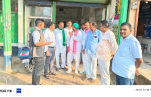 जिला कृषि अधिकारी निरीक्षण के दौरान किया किसान नेताओं से वार्ता