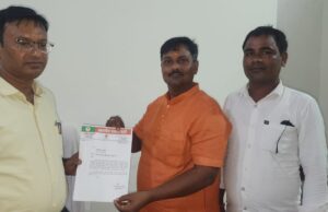 मंदिर तोड़ने के प्रयास पर भड़के नगर पंचायत अध्यक्ष, उप-जिलाधिकारी से की शिकायत