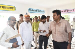 शोहरतगढ़ में जिलाधिकारी ने किया विकास कार्यों का औचक निरीक्षण