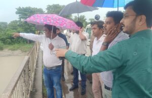 बाढ़ की आशंका: डीएम ने नदियों के तटबंधों का किया निरीक्षण, दिए कड़े निर्देश