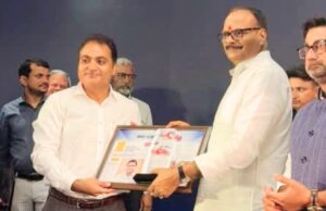उपमुख्यमंत्री बृजेश पाठक ने डॉ. चंद्रेश उपाध्याय को सम्मानित किया