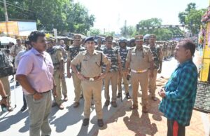 त्यौहारों व जुमे की नमाज को लेकर जिलाधिकारी व पुलिस अधीक्षक ने किया फ्लैग मार्च