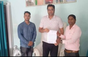 बजहां की प्रमुख सड़क बदहाल, ग्रामीणों ने विधायक को ज्ञापन सौंपकर की मरम्मत की मांग