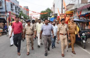 नवरात्रि-दशहरा पर सुरक्षा व्यवस्था को लेकर जिलाधिकारी व एएसपी ने बढ़नी व शोहरतगढ़ में किया पैदल गश्त