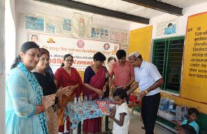 शिक्षण सामग्री पाकर खिल उठे बच्चों के चेहरे, कुलपति ने वितरित की शिक्षण सामग्री